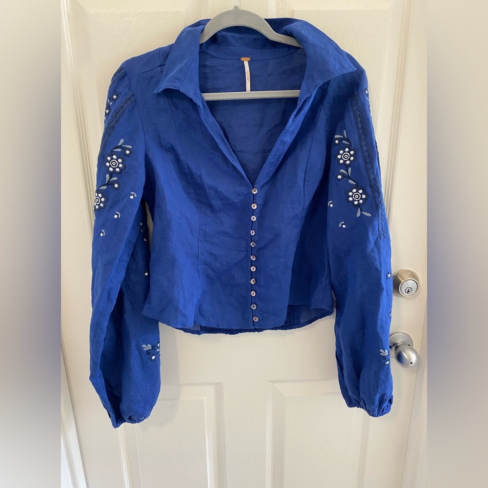 Blue Peasant free people top in great condition. With puffy sleeves